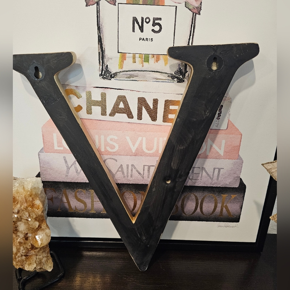 Gold Decorative Resin Letter V - Picture 2 of 5